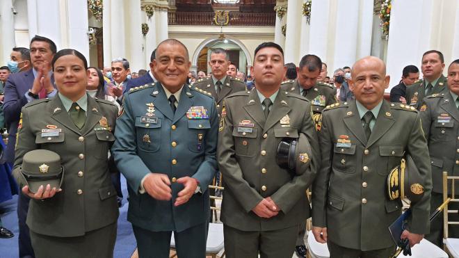 Policías que recuperaron las joyas del lienzo de la virgen de Chiquinquirá