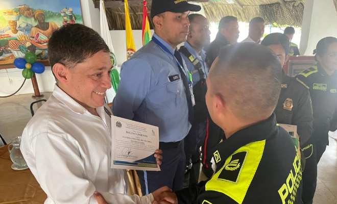 Reconocimiento por parte del comandante del departamento de policia Bolivar