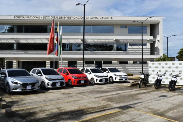 6 vehículos y 3 motocicletas