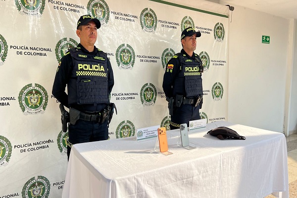 Dos Policías recuperan dos celulares de alta gama y bolso con elementos personales 