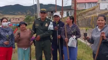 Policía Comunitaria lidera jornada  de reforestación en San Luis y San  Sebastián