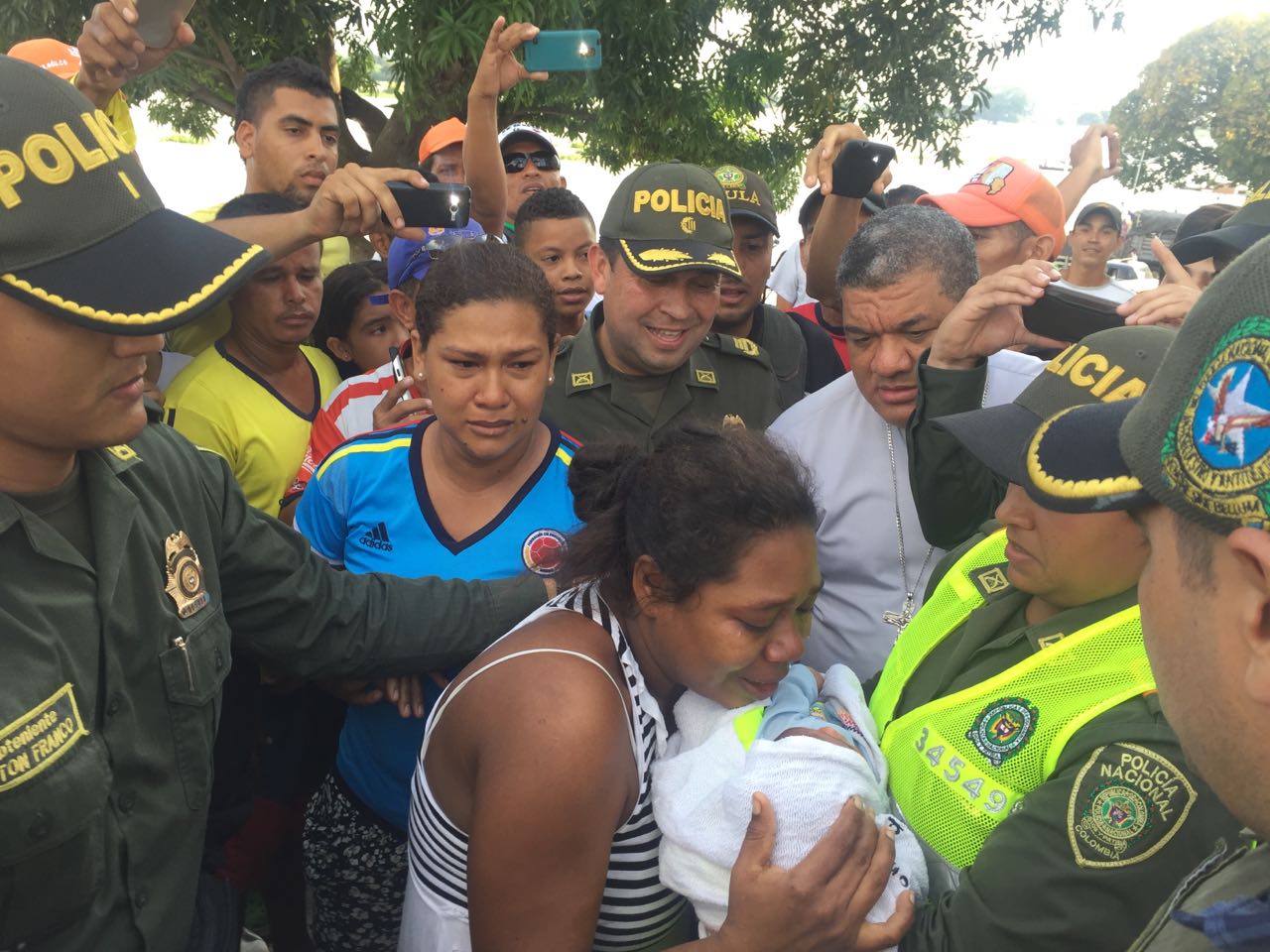 Policía Nacional rescata a recién nacido y captura a los presuntos responsables