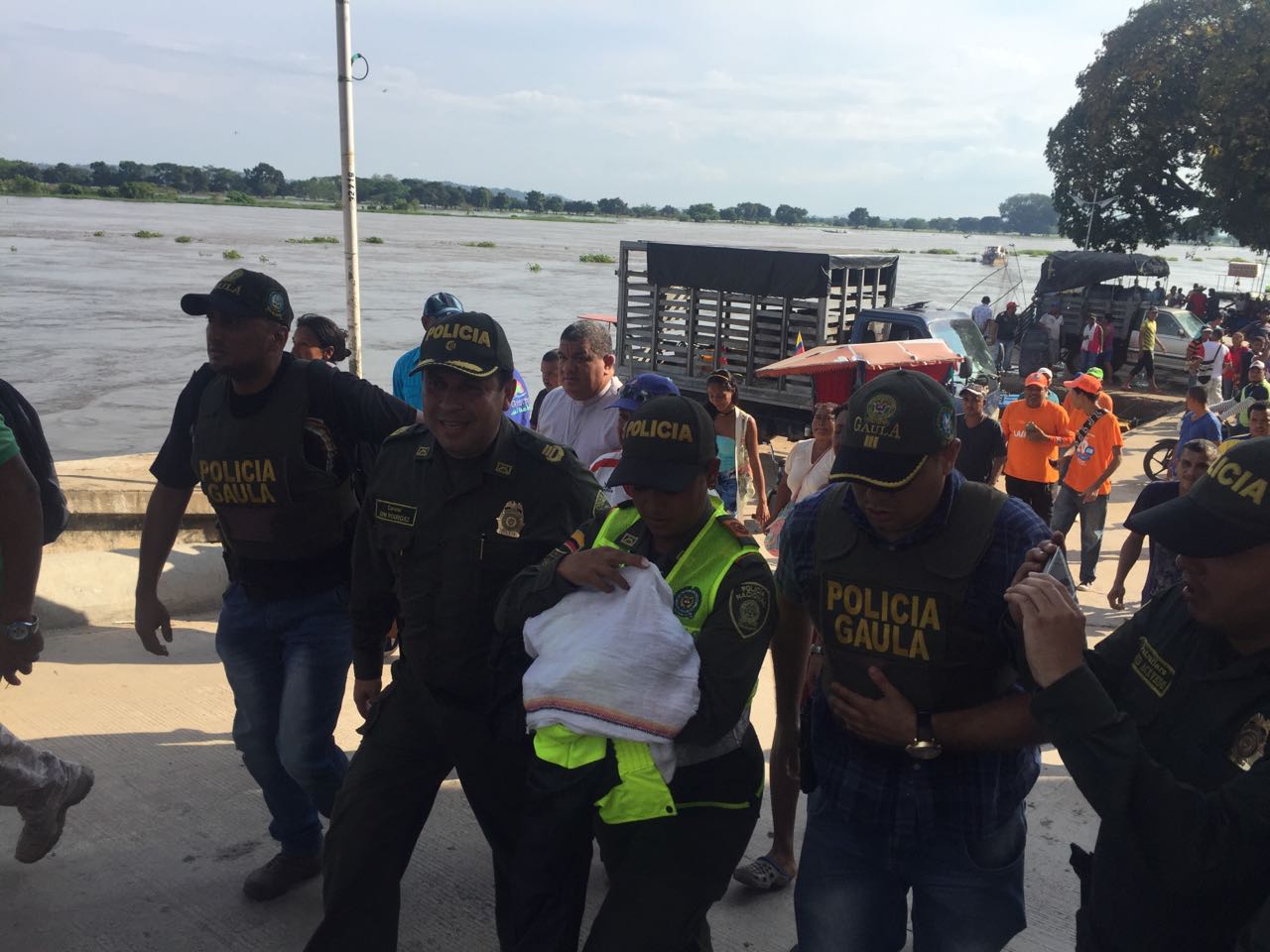 Policía Nacional rescata a recién nacido y captura a los presuntos responsables