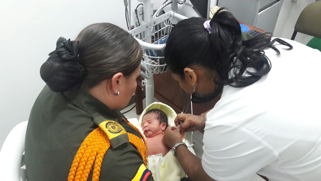 Nuestra uniformada fue la responsable de amamantar y dar abrigo al recién nacido que se encontraba en un grave estado de hipotermia.