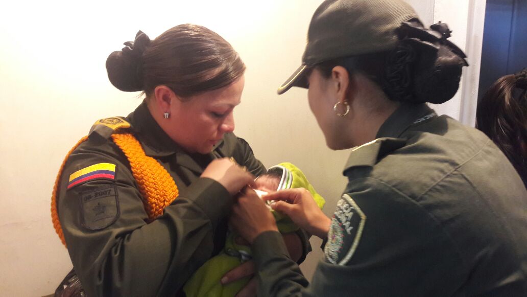 Nuestra uniformada fue la responsable de amamantar y dar abrigo al recién nacido que se encontraba en un grave estado de hipotermia.