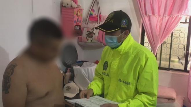 Policía leyendo derechos del capturado.