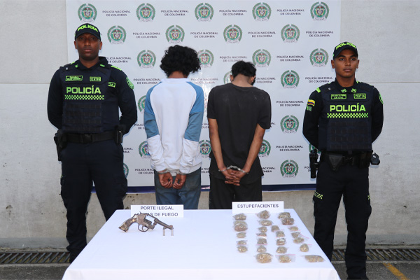 Dos policías-dos-hombres-armados con-estupefacientes-en-Pereira