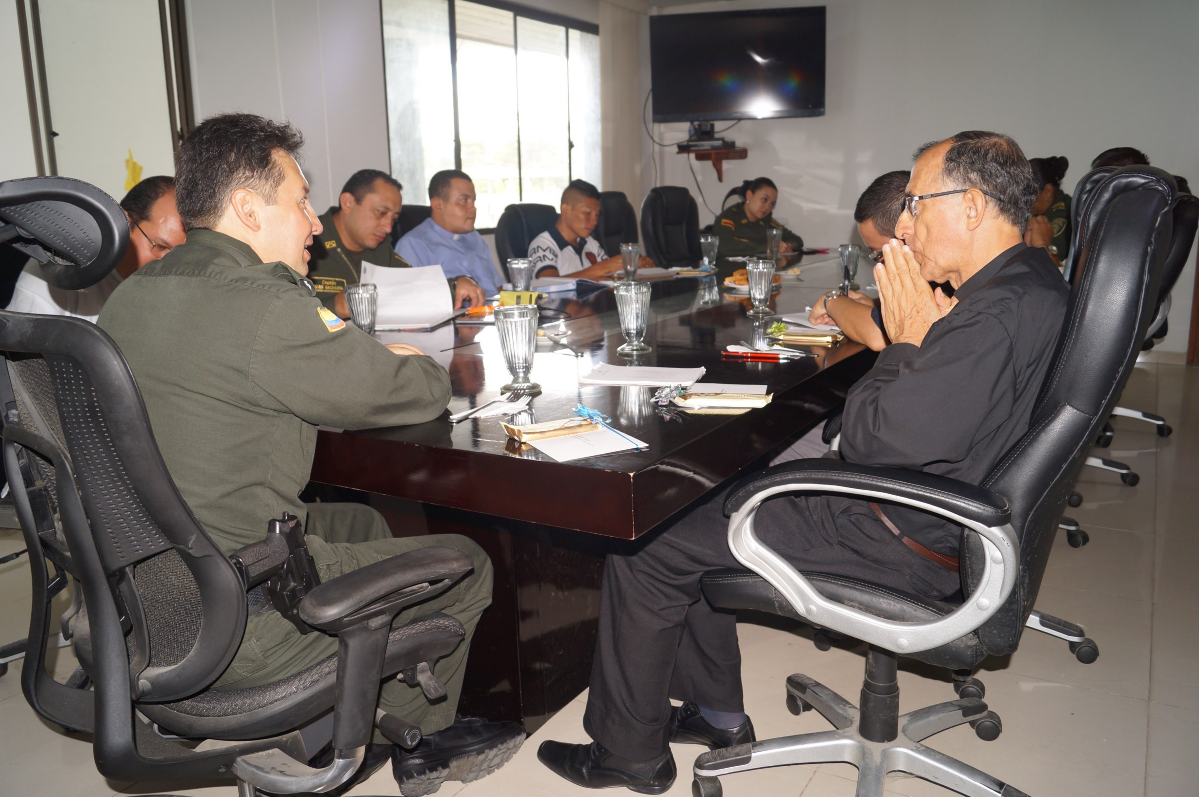 La Policía Nacional y el clero se reúnen previo a la semana mayor.