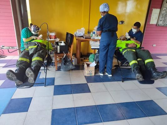 policías recibiendo jornada de salud
