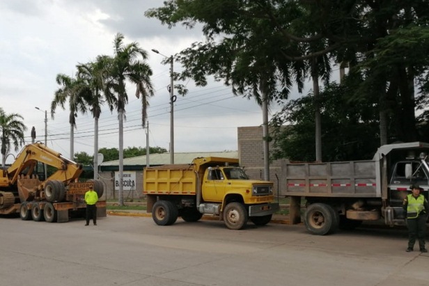 Se-incautaron-dos-excavadoras-un-bulldozer-y-tres-volquetas