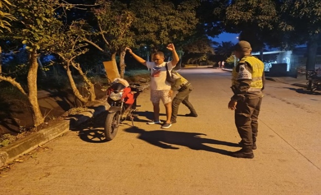 Uniformados realizando registros a personas y vehículos 