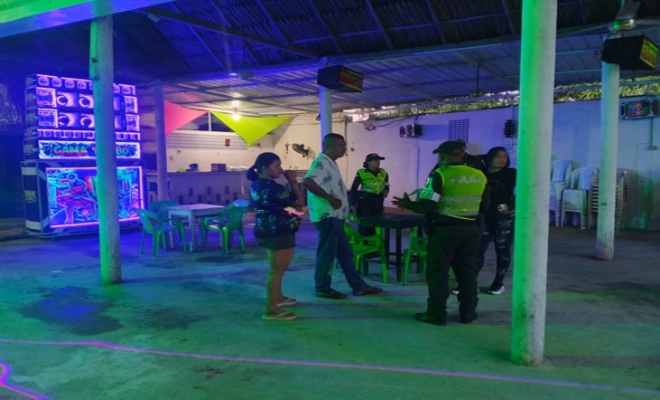 Uniformados realizando controles a establecimientos nocturnos