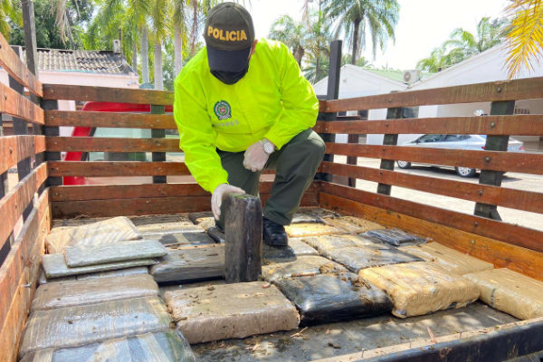 Policía verificando narcóticos 