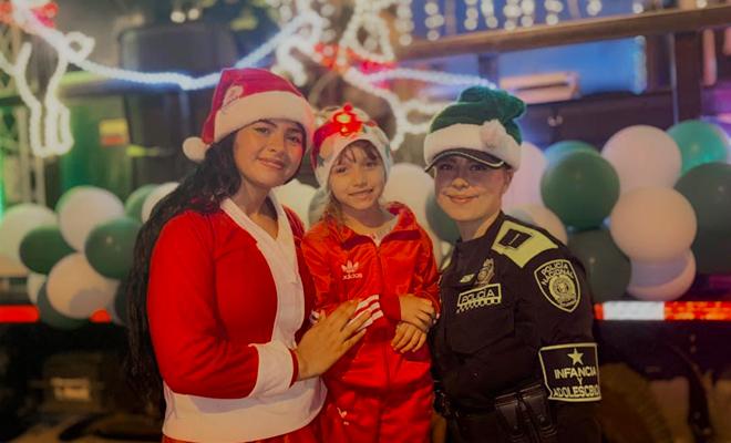 En la imagen esta una mujer polic&iacute;a junto a una se&ntilde;ora y su hijo