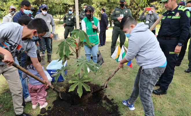 siembra arboles Escuela de Postgrados de Policia
