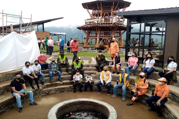 Conmemoramos nuestro aniversario con una siembra de árboles