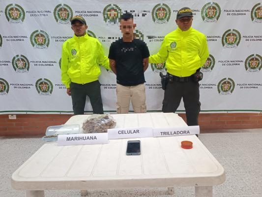 Persona capturada-policías custodiando