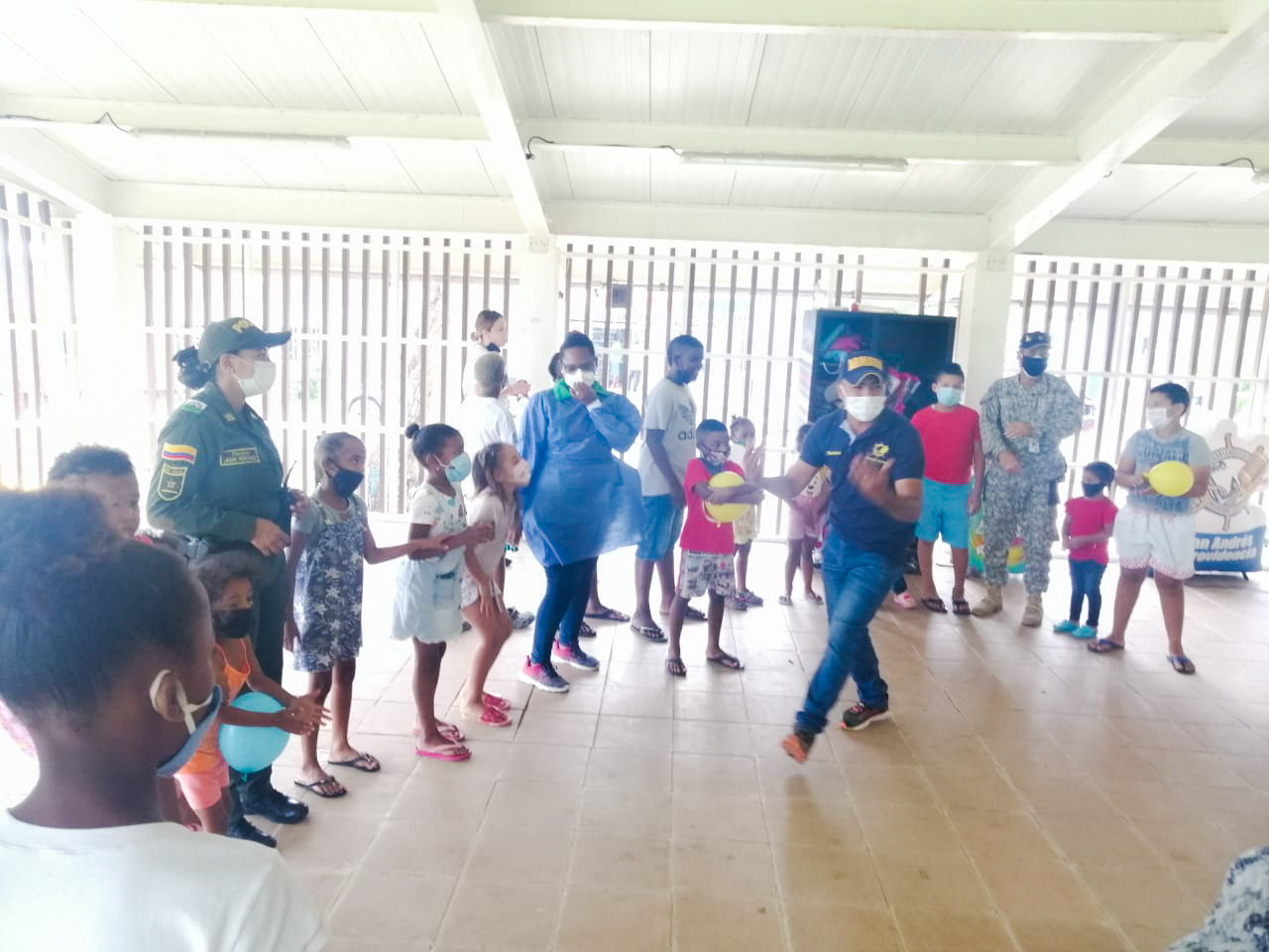 Con cantos, juegos, rondas y entrega de regalos visitamos el albergue de Elsy Bar 