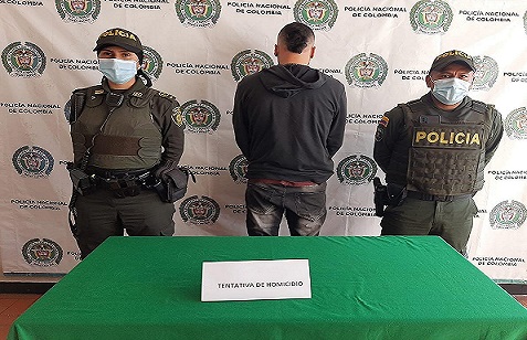 1 persona capturada-policías custodiando