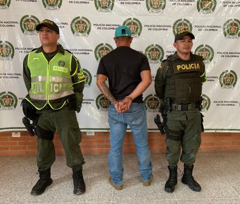 Sujeto fue capturado en operativo policial, es requerido por homicidio simple y porte ilegal de armas 