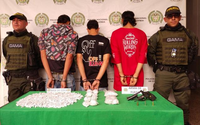 Personas capturadas-policías custodiando