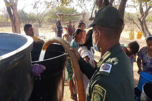Policías suministran agua potable a las comunidades indígenas