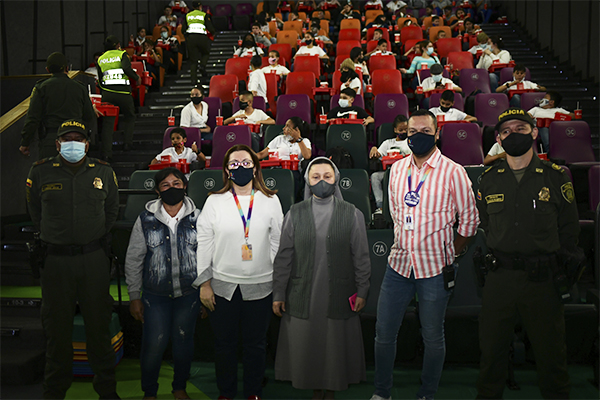 De manera sorpresiva le cumplimos el sueño de ir a cine un grupo de niños y niñas en Sabaneta 