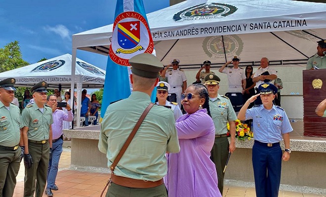 representante de la comunidad entregando bandera del Archipiélago de San Andrés a uniformado de la Policía 