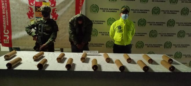 1 persona capturada-policías custodiando