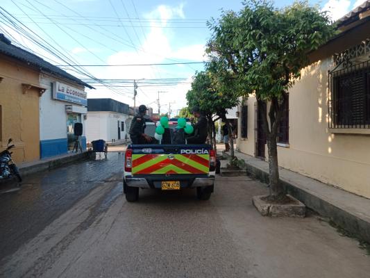 En la patrulla llevando la silla de ruedas 