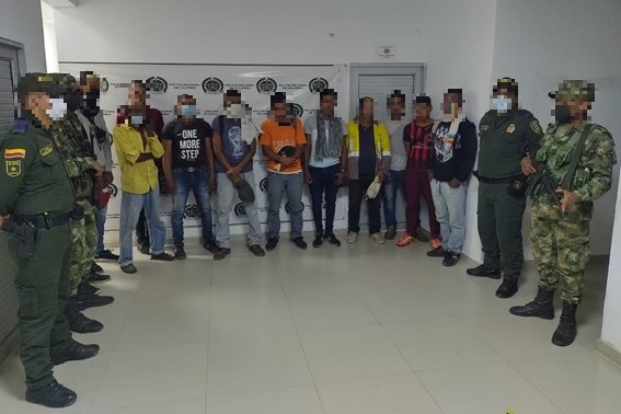 Trece personas capturadas-policías custodiando