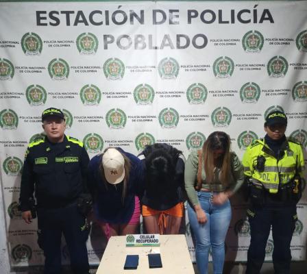 Personas capturadas-policías custodiando