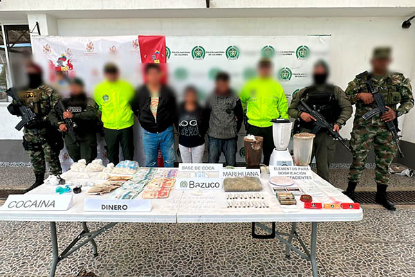 Personas capturadas-policías custodiando 