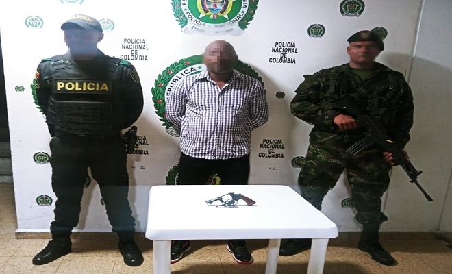 persona capturada-policías custodiando