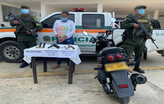 Se le incautó una pistola, un revólver, dos proveedores y munición para las mismas.