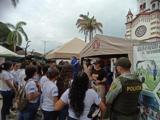 Estos jóvenes apoyan las charlas de información al turismo, compartiendo consejos esenciales para un turismo seguro y responsable.