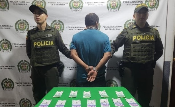 Persona capturada-policías custodiando 