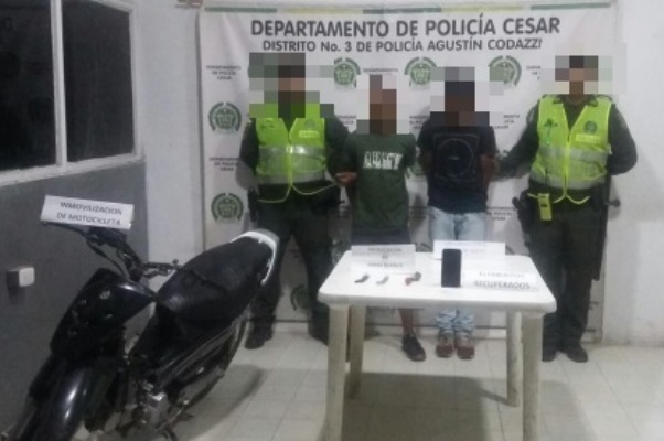 Un-mayor-de-edad-y-un-adolescente-capturados-momentos-después-que-hurtaran-un-celular