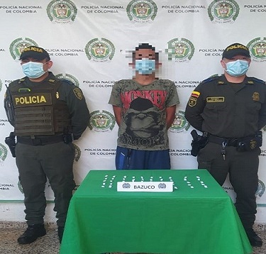 una persona capturada-policías custodiando