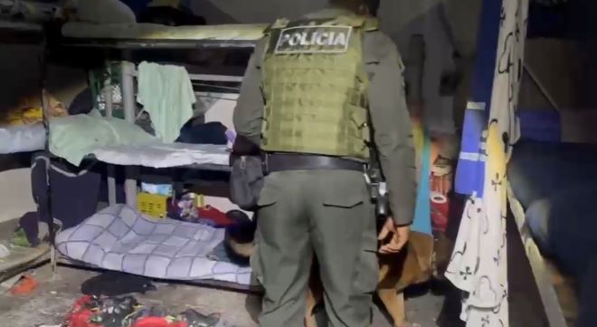 un policía realizando registros con guía canino en centros carcelarios 