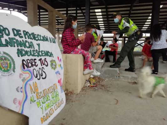 Uniformados_en_Barbosa_adelanta_la_campaña_“abre_tus_ojos_ no_al_reclutamiento_infantil”_3