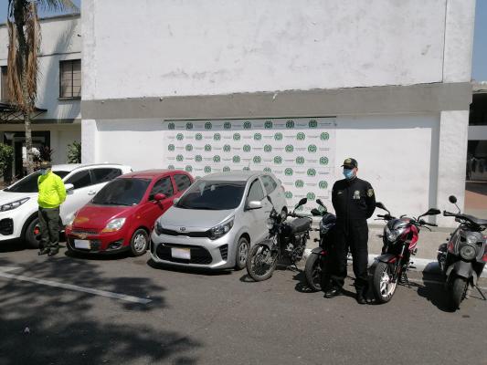 Cuatro vehículos y cuatro motocicletas recuperadas