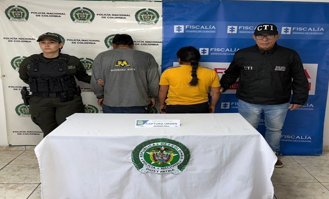 Se muestra a un policía y un mienbro del CTI  en el Backing institucional junto a los capturados  padre y la madrastra