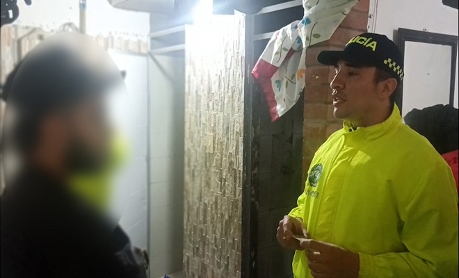 Policia lee derechos del capturado 