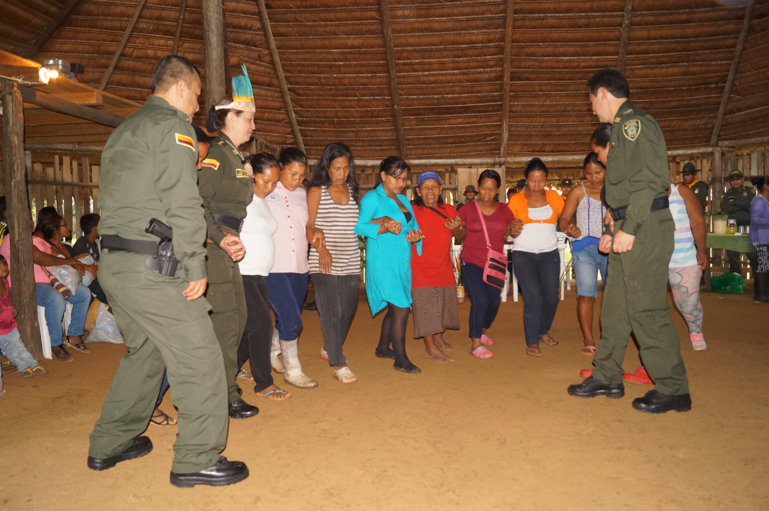 Cálida bienvenida de los pueblos indígenas del amazonas a Comandantes de Policía