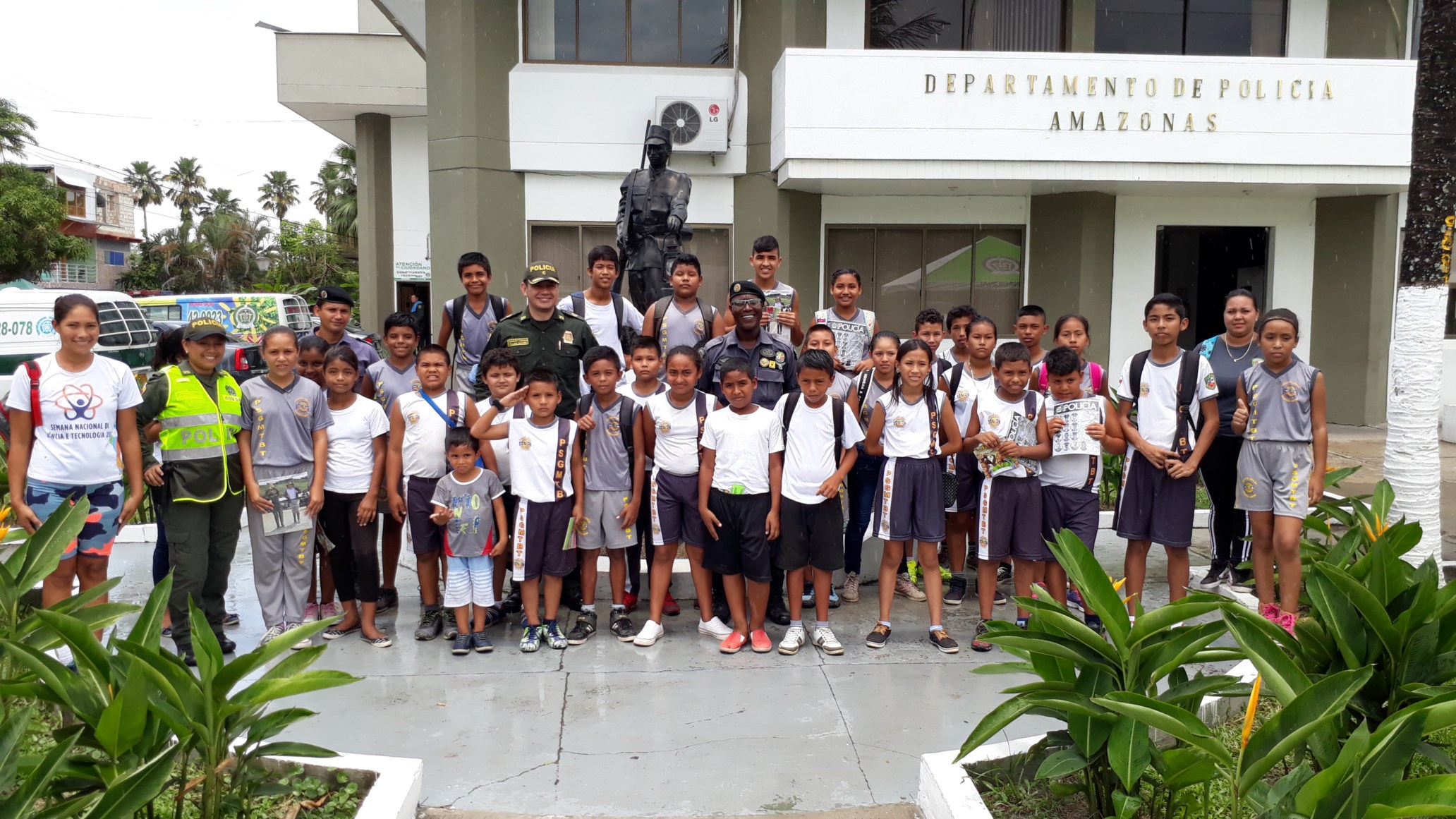 300 pequeños conocieron y compartieron con los policías de Leticia 