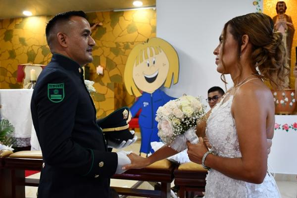Novios recibiendo el anillo
