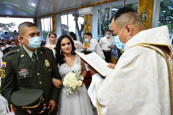 Policía y novia recibiendo la bendición