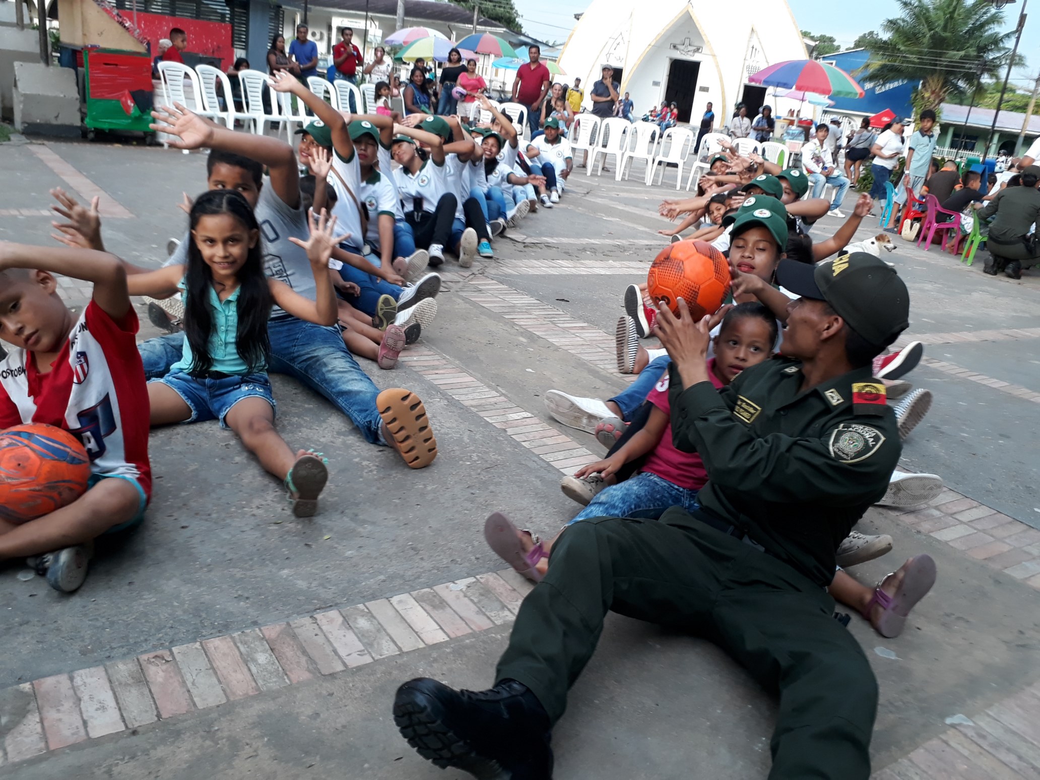 niños, niñas y padres de familia disfrutan con la Policía Nacional de momentos para la convivencia 