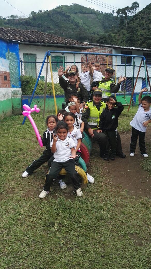 enaltecemos los niños y niñas celebrándoles su día 